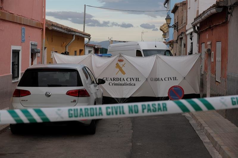 La Guardia Civil registra el piso del sospechoso en la localidad valenciana