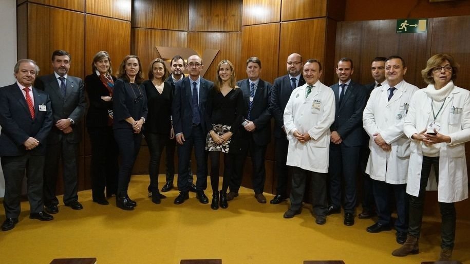 Representantes del grupo Ribera Salud y de la anterior directiva de Povisa, con Silveira (segundo por la izquierda), ayer en la presentación a la plantilla.