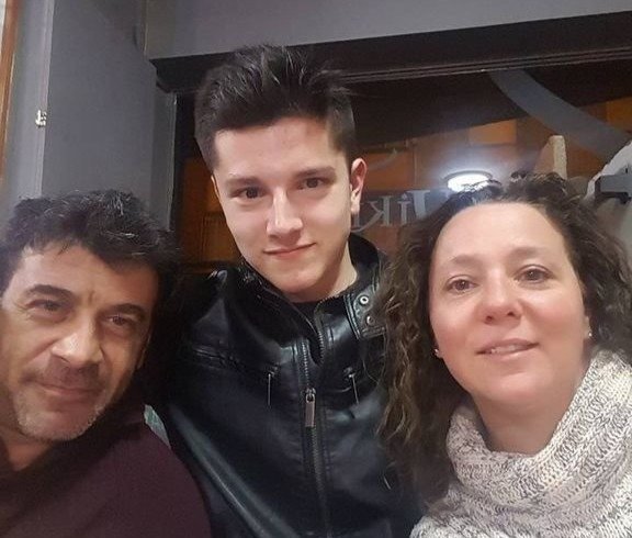 Luis Paulet, con sus padres, en una foto en Valladolid.