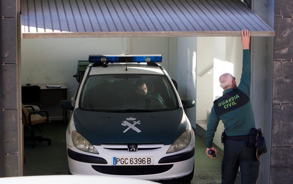 El detenido llegó ayer por la mañana a las dependencias del Juzgado de Cangas en un vehículo de la Guardia Civil.