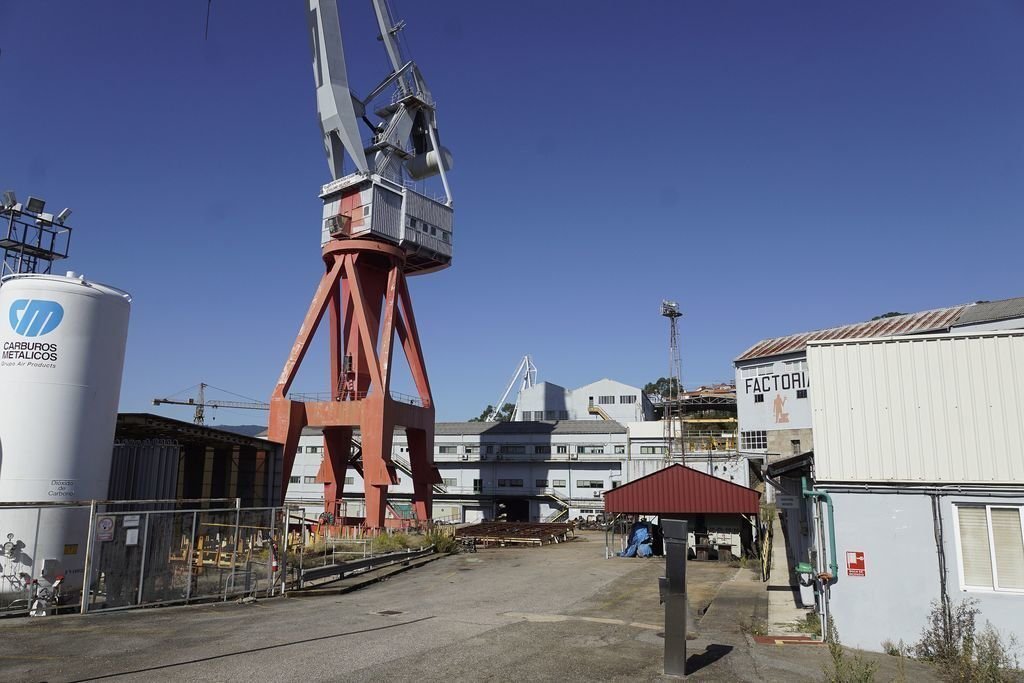 Las instalaciones del astillero en Teis están en desuso desde hace meses.