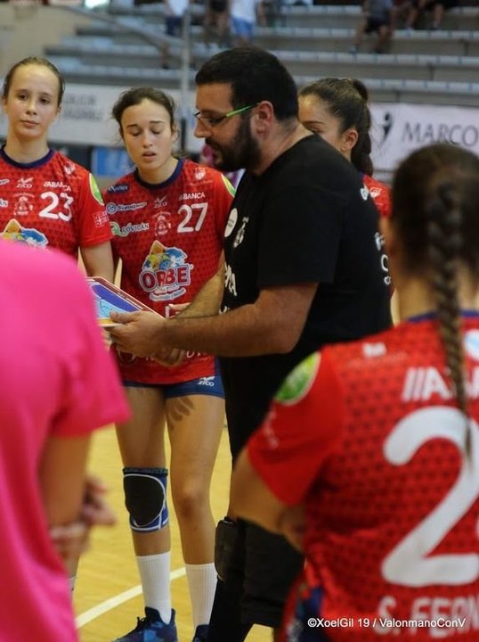 Isma Martínez da instrucciones a sus jugadoras en un partido.