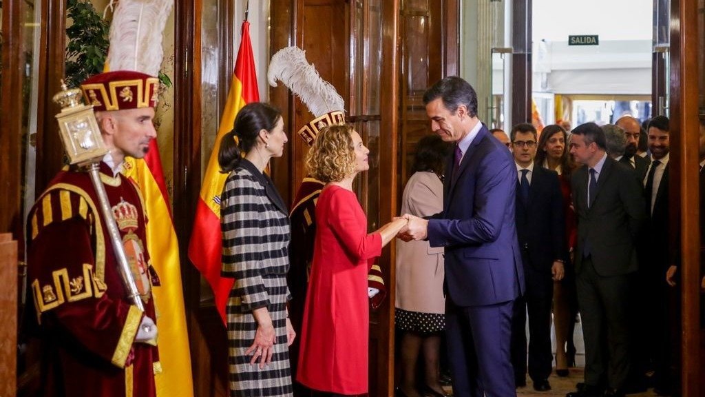La presidenta del Senado, Pilar Llop; la presidenta del Congreso, Meritxell Batet, y el presidente del Gobierno, Pedro Sánchez, se saludan en el acto de Conmemoración del Día de la Constitución