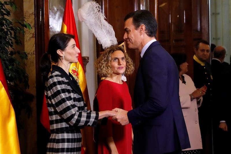 El presidente del Gobierno en funciones, Pedro Sánchez. saluda a las presidentas del Congreso y del Senado, Meritxell Battet y Pilar Llop