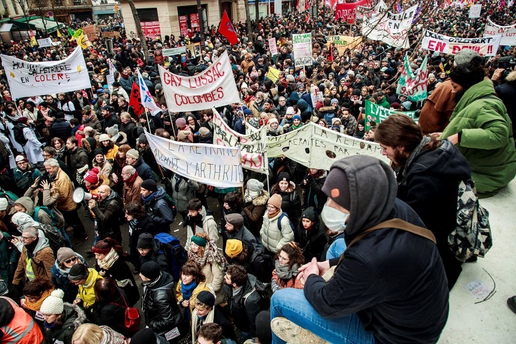 Miles de franceses se manifestaron en el país galo por el proyecto de reforma de las pensiones.