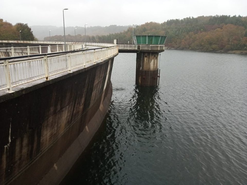 El punto de control del embalse de Eiras, donde se vigila el nivel de la presa que abastece Vigo.