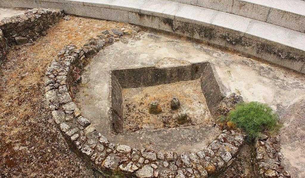 Los restos del altar fenicio o púnico en el castro pre-romano del Museo del Mar.
