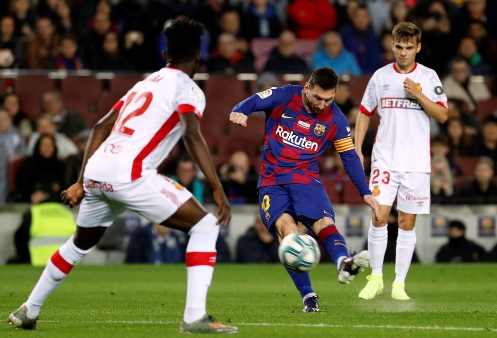 Messi dispara para marcar el segundo gol del Barcelona ante el Mallorca, anoche, en el Camp Nou.