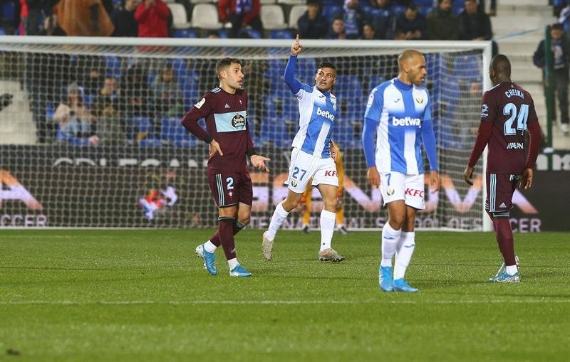 El delantero del Leganés Óscar Rodríguez (c) celebra tras marcar un gol ante el Celta de Vigo