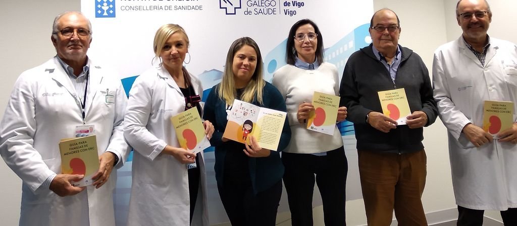 Miembros de Alcer y de los servicios de Pediatría y Nefrología del Cunqueiro muestran la nueva publicación.