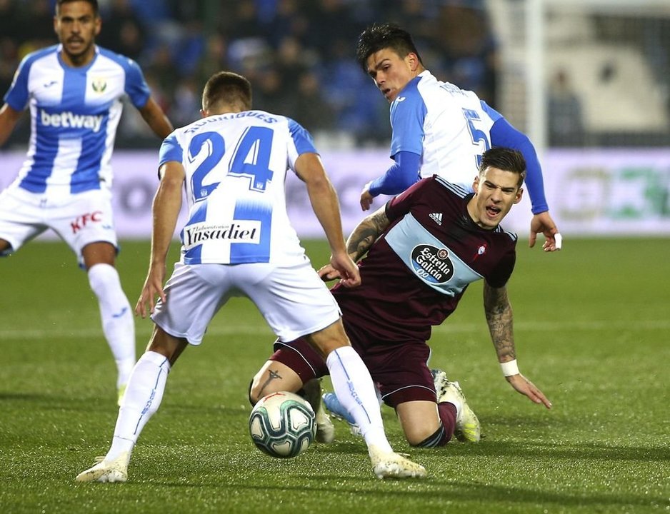 Santi Mina se fajó ayer con los defensas del Leganés y dispuso de dos remates, uno con el pie y otro con la cabeza, que se acercaron al gol.