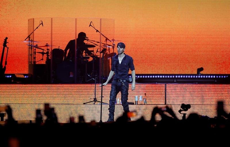 El cantante español Enrique Iglesias durante su concierto de esta noche en el Wizink Center de Madrid