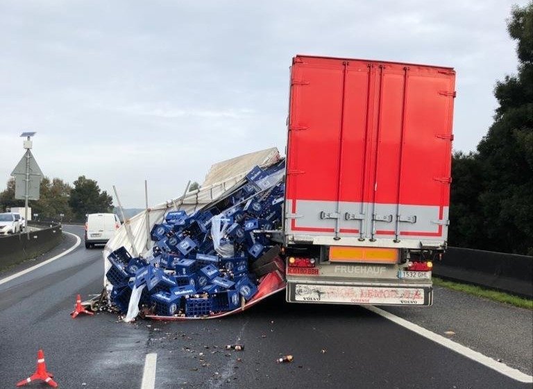 Un camión perdió gran parte de la carga mientras circulaba por la autovía Vigo-Porriño