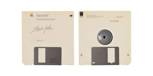 Sale a subasta un disquete firmado por Steve Jobs