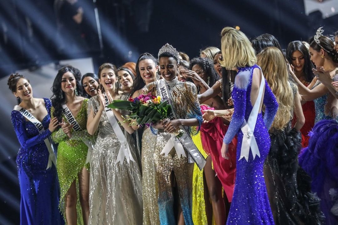 La sudafricana Zozibini Tunzi es coronada como Miss Universo 2019. (Foto: EFE)