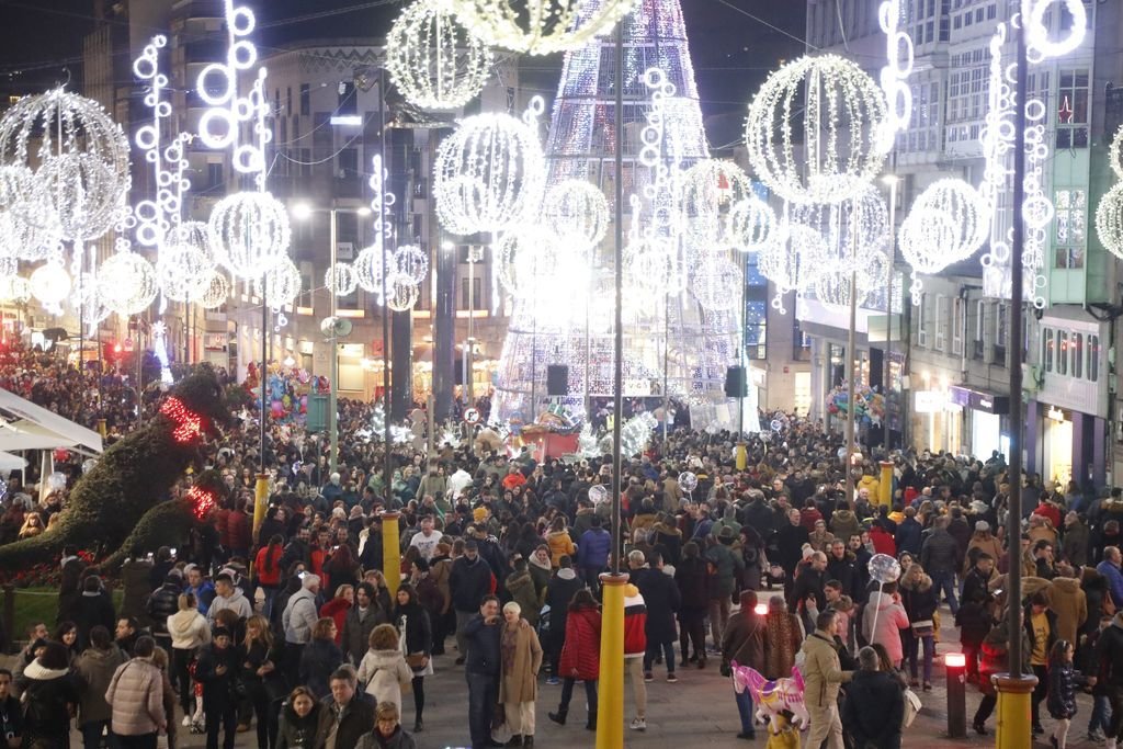 El árbol de Porta do Sol es la zona central de la Navidad en Vigo con miles de visitantes. Según los datos del Concello 700.000 en el Puente.