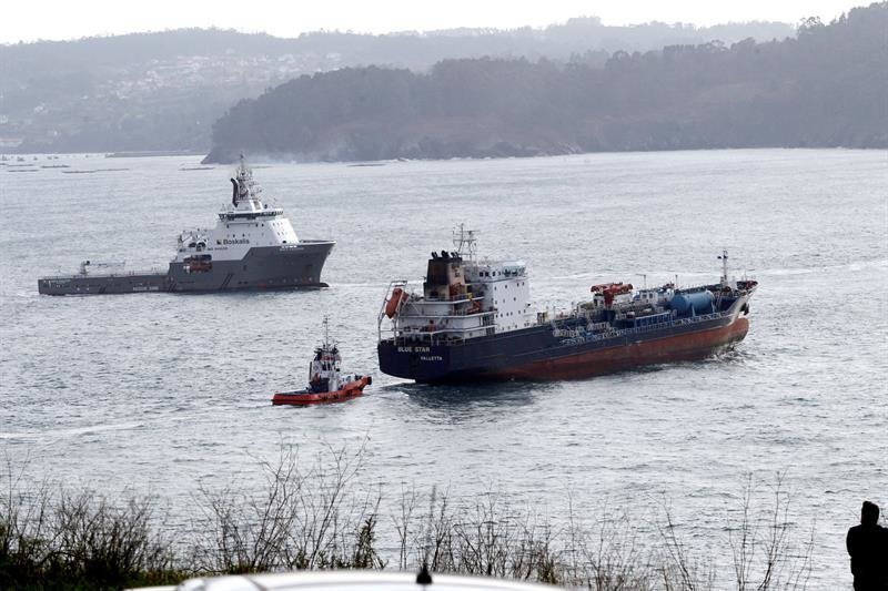 El Blue Star, remolcado hacia el puerto exterior de Ferrol
