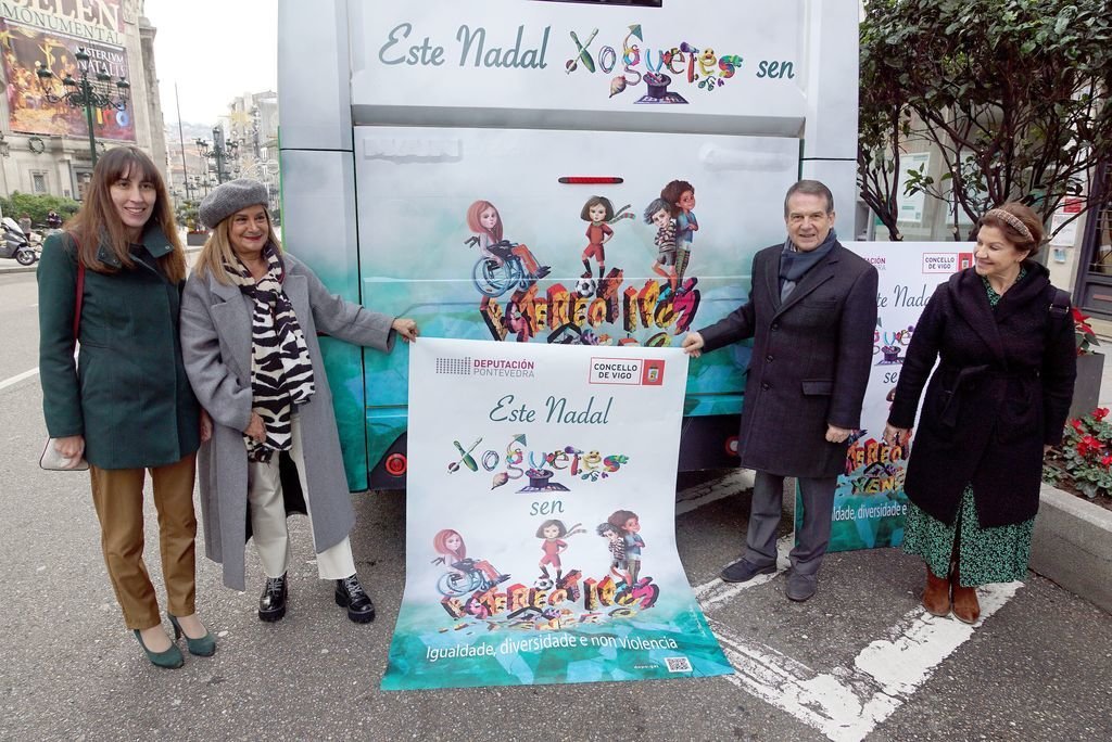 Ana Laura Iglesias, Carmela Silva, Abel Caballero y Uxía Blanco, ayer presentando la campaña.