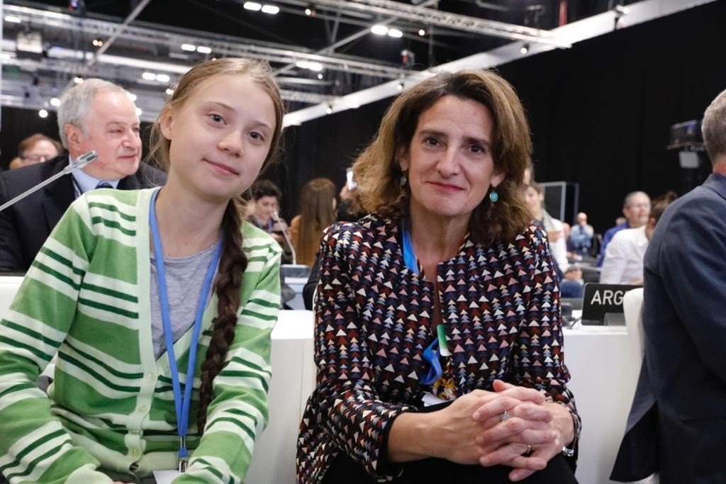 La joven activista sueca Greta Thunberg, y la ministra para la Transición Ecológica en funciones, Teresa Ribera // EP