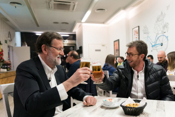 Mariano Rajoy y Pablo Motos salen a tomar una cerveza en directo. Antena 3