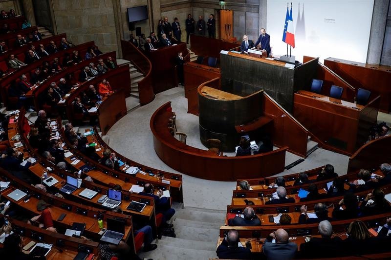El primer ministro francés, Edouard Philippe (C) revela los detalles de un plan de reforma de pensiones en Francia