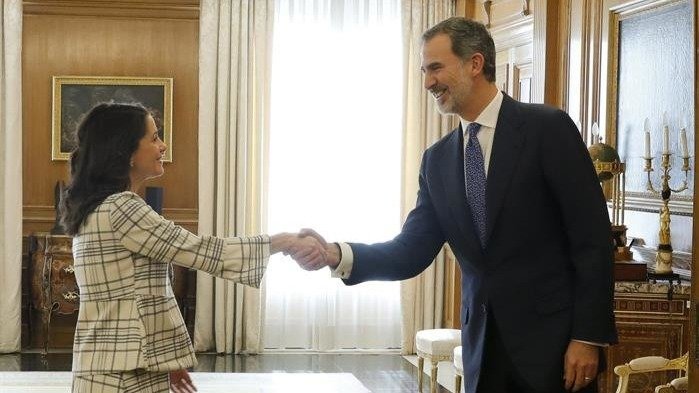 El rey Felipe VI (d) saluda a la portavoz de Ciudadanos Inés Arrimadas