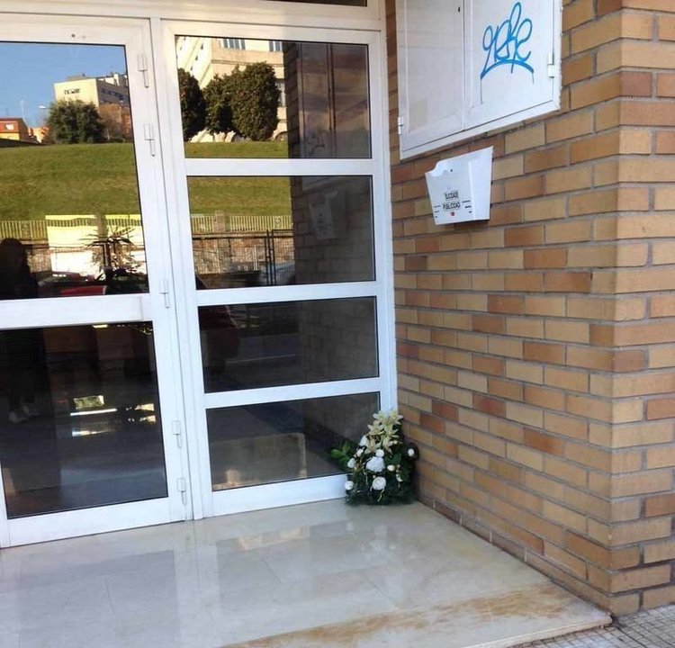 Flores en el portal donde fue asesinada Ana, en 2016.
