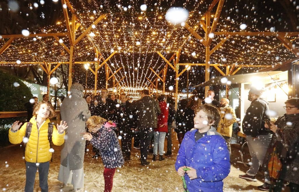 La Navidad en Vigo suma la nieve en el Mercado Navideño tras la inauguración ayer de los cañones.
