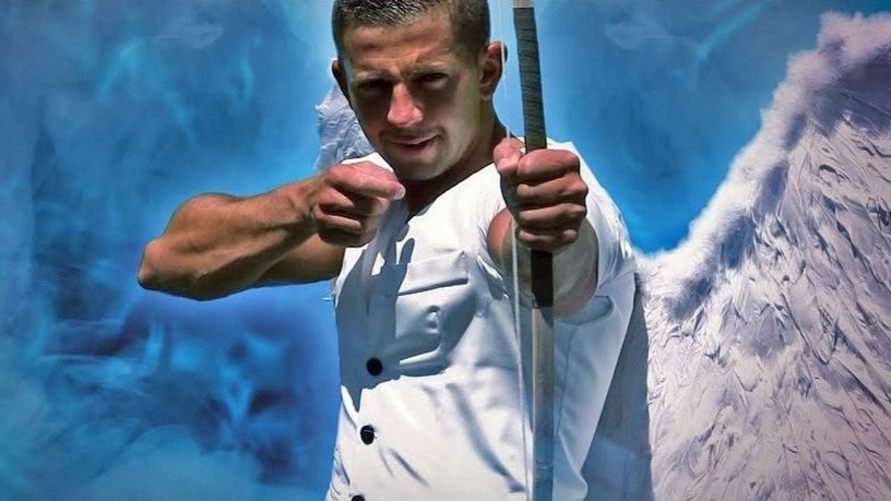 El cura Ricardo Esteves como Cupido en el vídeo.