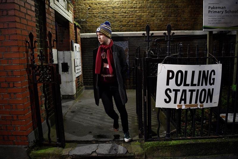 Un votante sale de un colegio electoral durante las elecciones generales en Londres