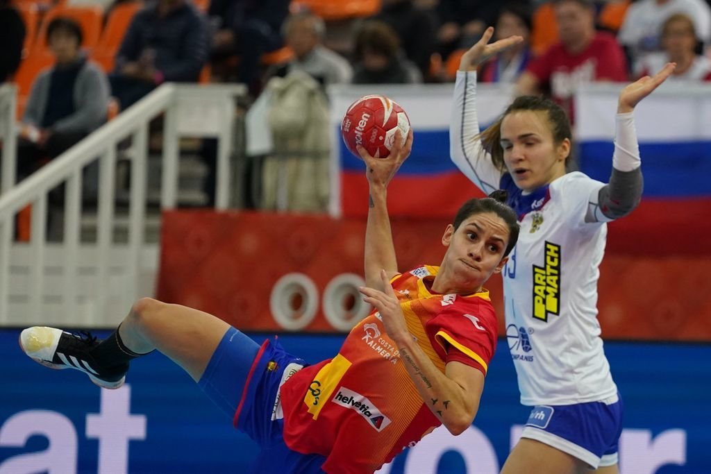 La gallega Alicia Fernández dispara a puerta en el partido contra Rusia.