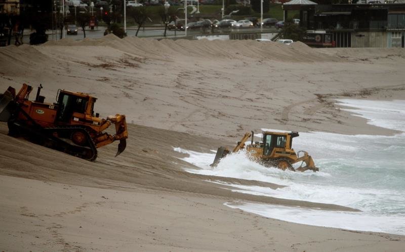 Las excavadoras trabajan este jueves para reacondicionar la playa de Riazor