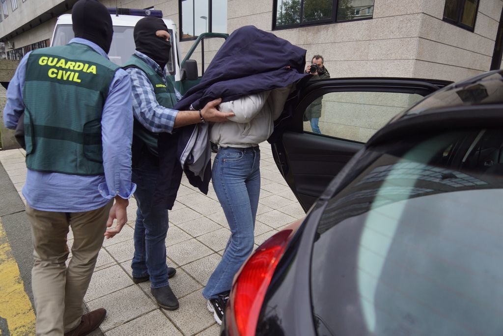 Efectivos de la Guardia Civil trasladan a la mujer, después de prestar declaración.