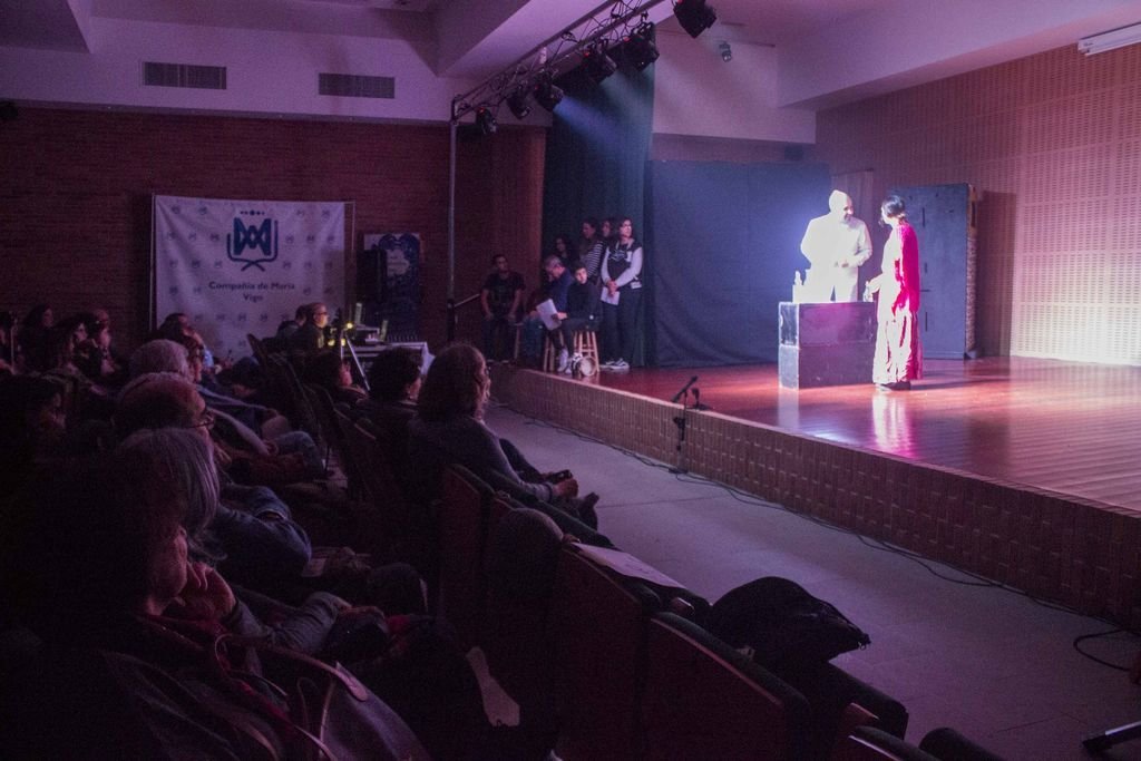 El público volvió a llenar el auditorio del colegio Compañía de María para acudir a la representación “Os vellos non deben de namorarse.”