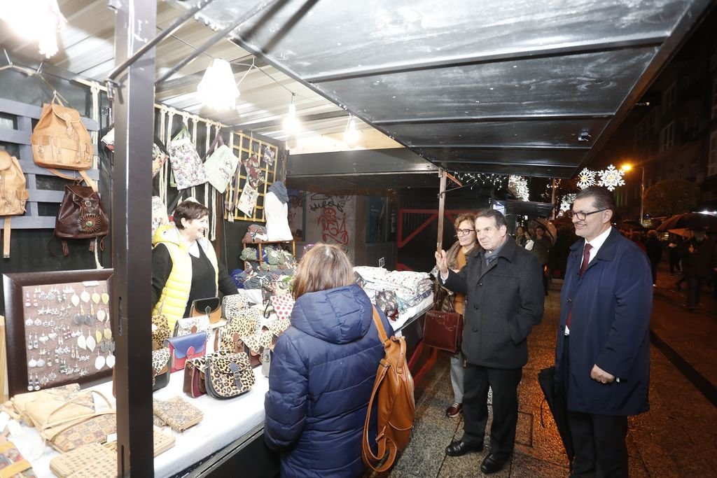 El alcalde Abel Caballero inauguró el mercadillo de O Calvario que estará hasta el 8 de enero.