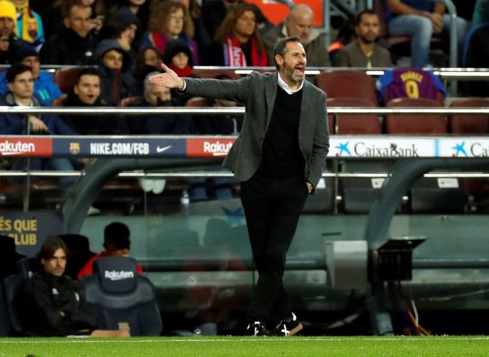 Vicente Moreno da instrucciones la pasada jornada en el Camp Nou.