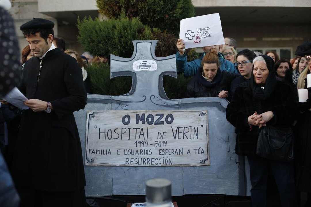Verín. 07/12/2019. Manifestación con representación de un entierro por el cierre del paritorio del hospital de Verín.
Foto: Xesús Fariñas