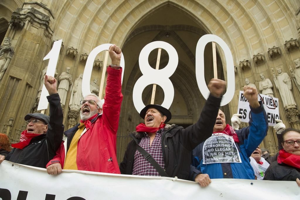 Protesta de pensionistas en Vitoria por el reforzamiento del sistema público de pensiones.