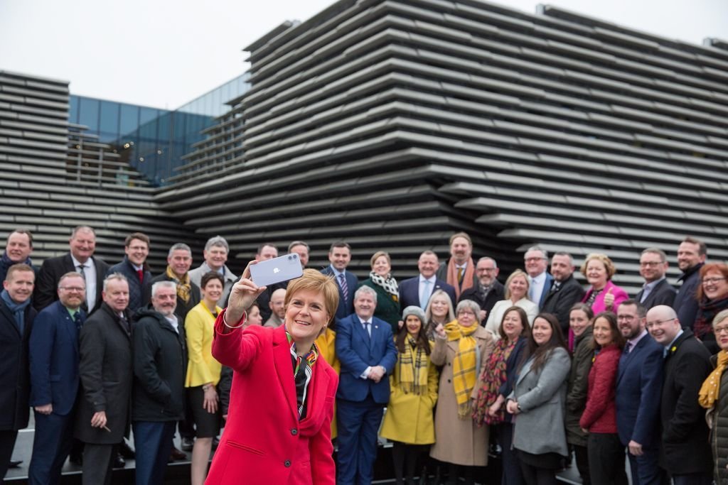La líder escocesa Nicola Sturgeon se hace un selfie con los nuevos diputados de su formación.