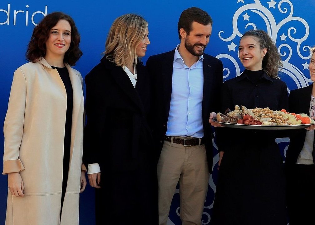 Díaz Ayuso, Isabel Torres (mujer de Casado) y el líder del PP, en la comida de Navidad del partido.