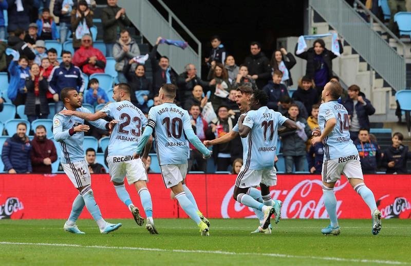 Los jugadores del Celta de Vigo celebran un gol del centrocampista brasileño Rahinha (i)