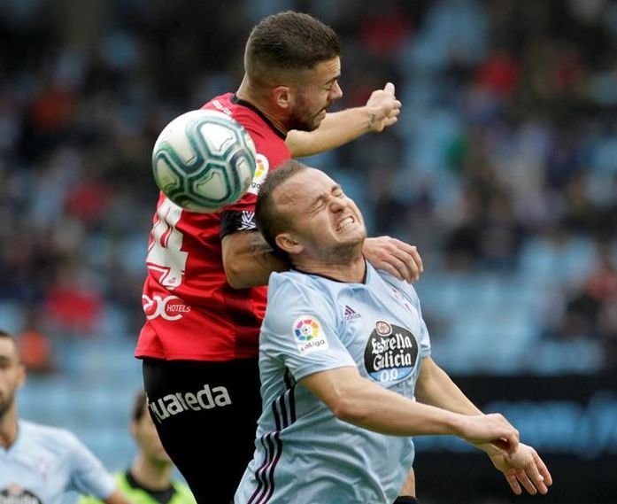 El centrocampista eslovaco del Celta de Vigo Stanislav Lobotka (d), pugna por un balón con el jugador del Mallorca Dani Rodríguez (i)