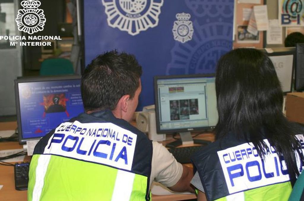Agentes de la unidad de delitos telemáticos de la  Policía Nacional en Madrid, durante una operación reciente de amenazas por la red.