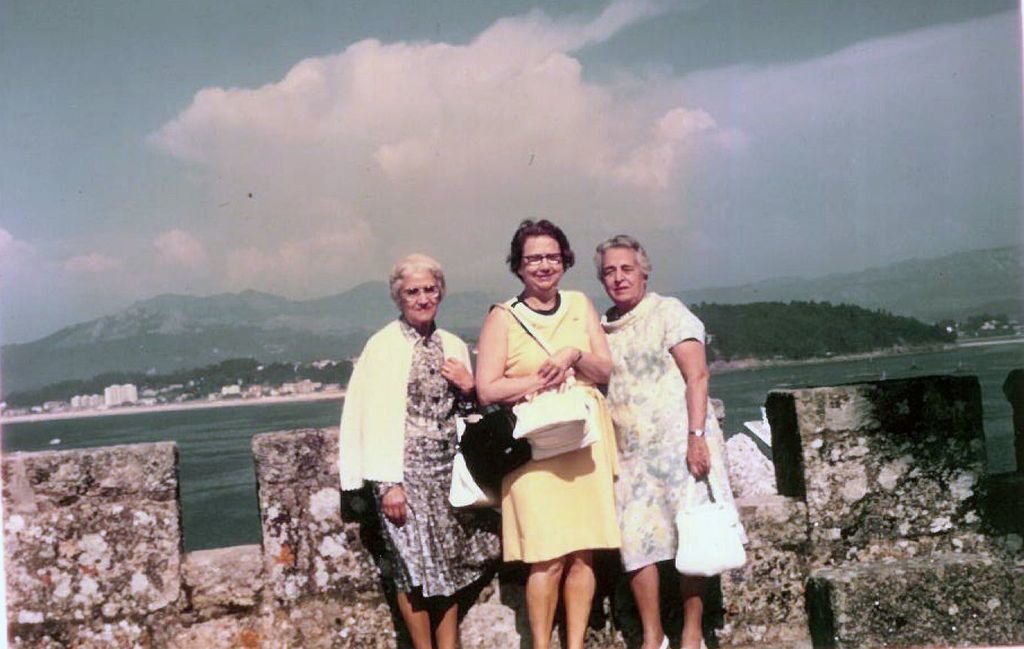 Olimpia Valencia, Mary Hillis y Sofía Novoa en Baiona en el verano de 1972.