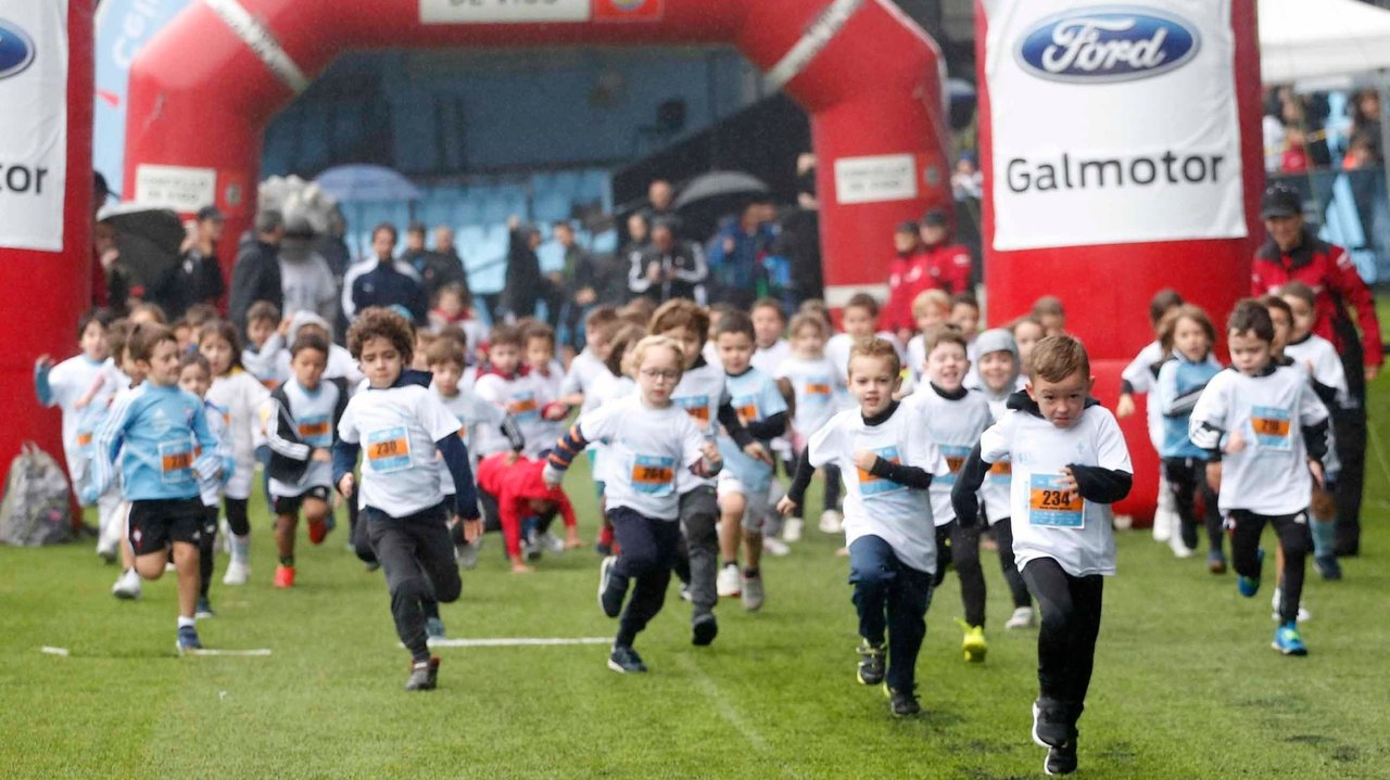 Nas diversas quendas participaron os nenos que non chegaban á idade mínima para formar parte das carreiras cronometradas ó redor do campo vigués.