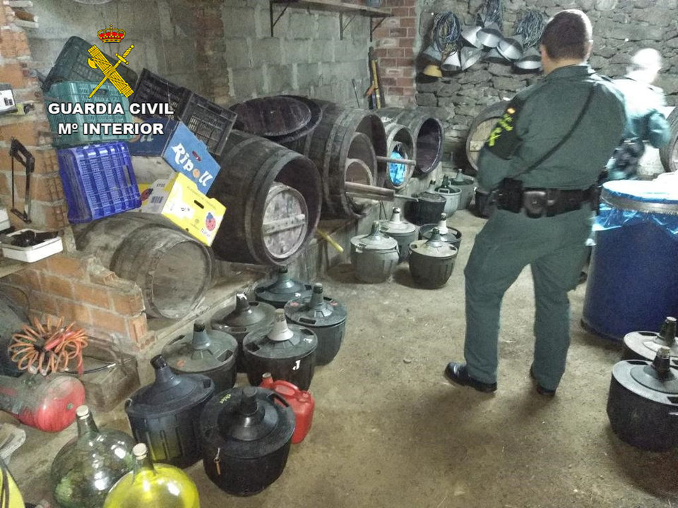 La Guardia Civil inmoviliza varias partidas de aguardiente de elaboración artesanal y 4 alambiques