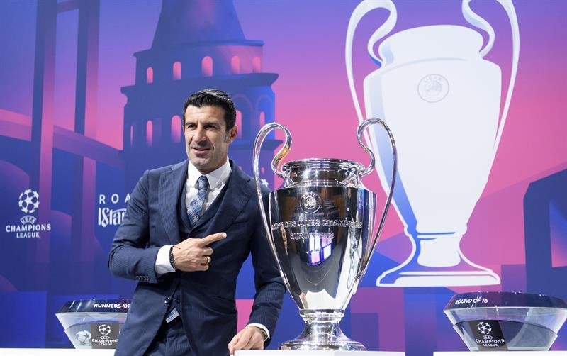 Luis Figo posa con el trofeo de la Liga de Campeones durante la ceremonia de sorteo de la UEFA Champions League