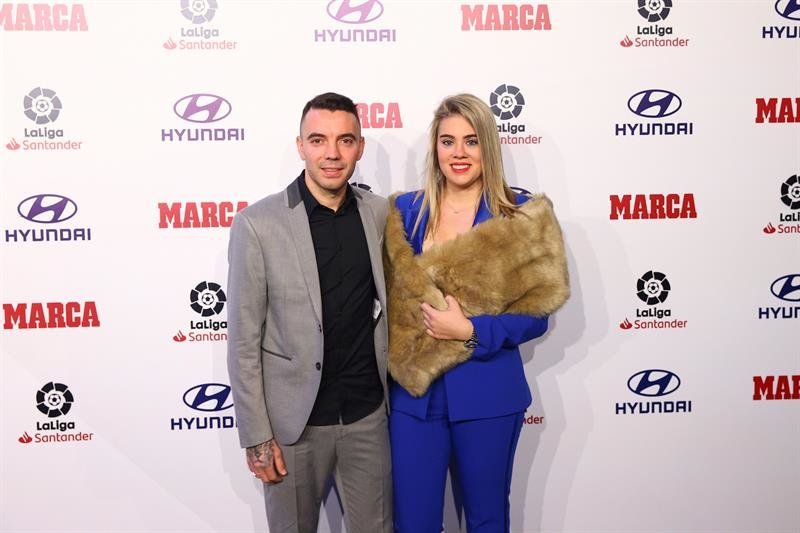 El delantero del Celta de Vigo Iago Aspas y su mujer Jennifer Rueda, a su llegada a la entrega de los premios MARCA de fútbol