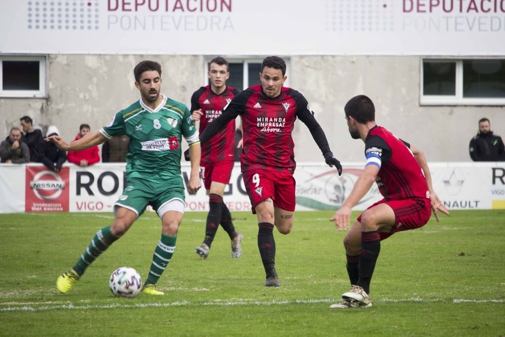 Antón de Vicente, con el balón, presionado por tres jugadores del Mirandés en el partido de ayer disputado en                                        el campo de O Vao.