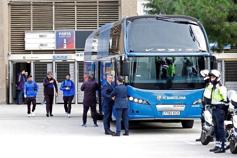 Los jugadores del FC Barcelona, Leo Messi y Luis Suárez, salen del Camp Nou hacia el hotel de concentración del equipo